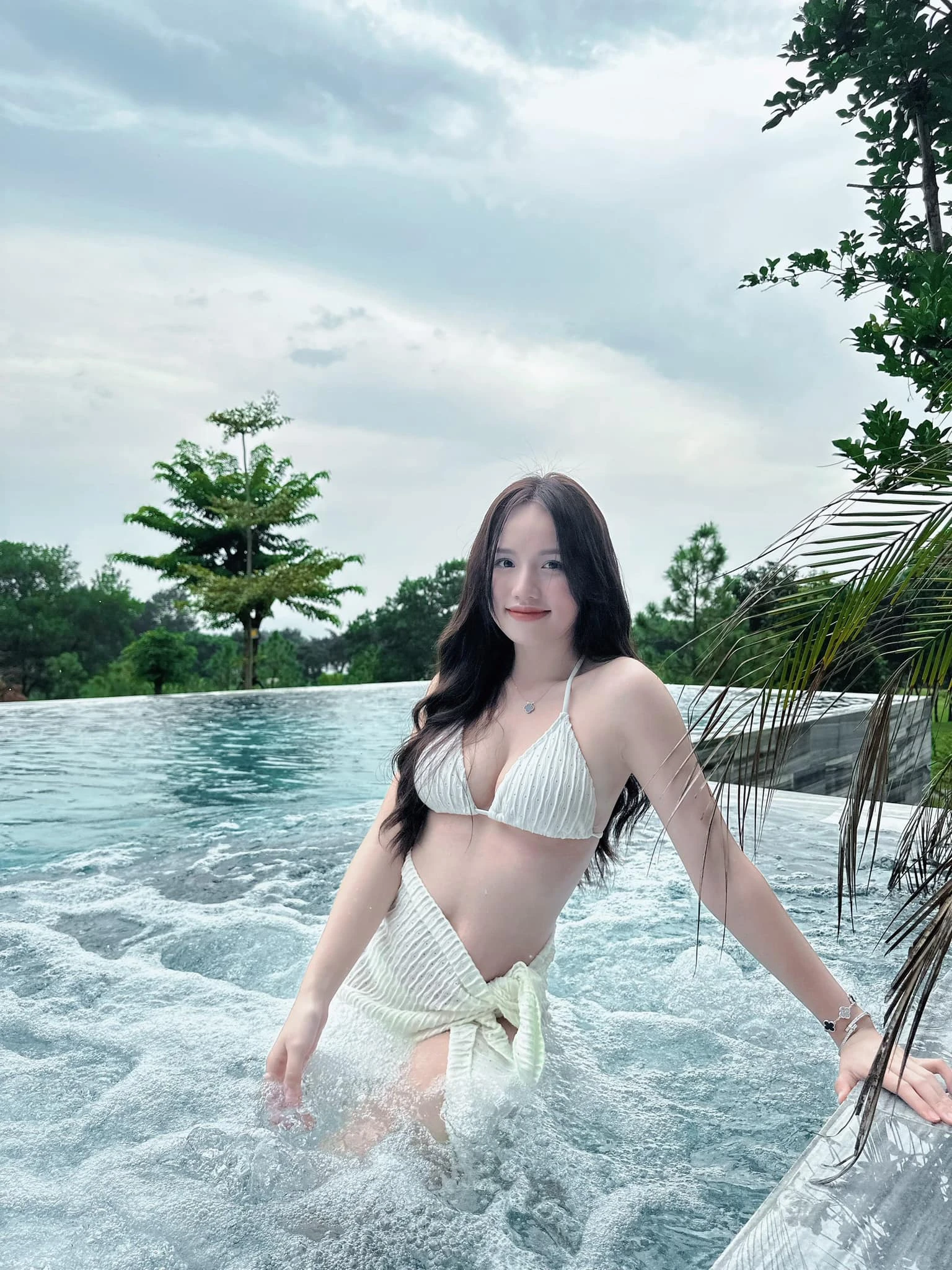 Hình ảnh Thị Nhung mặc bikini tạo nên sức hút mạnh mẽ