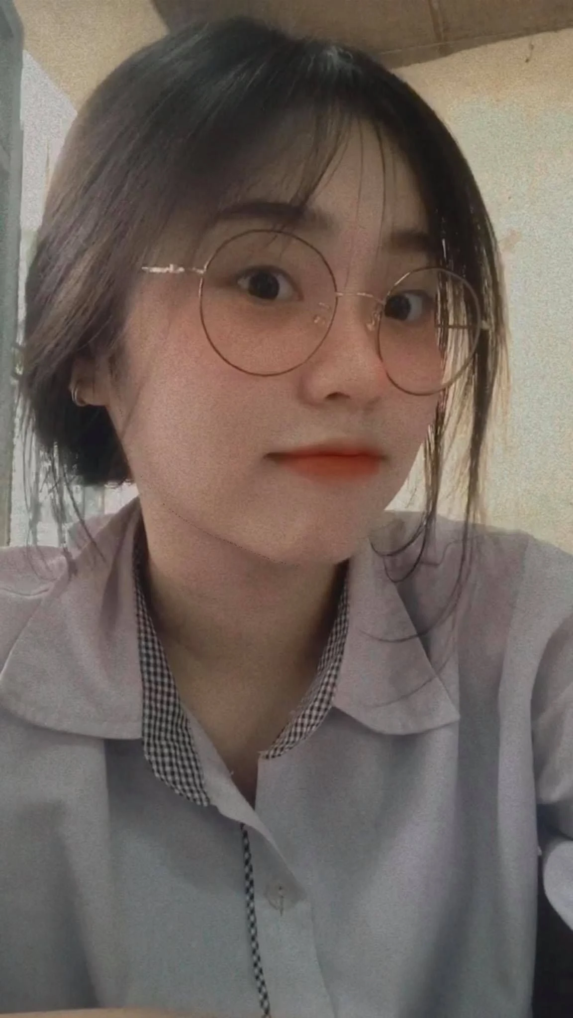 Nữ cute đeo kính tạo phong cách thu hút mọi ánh nhìn