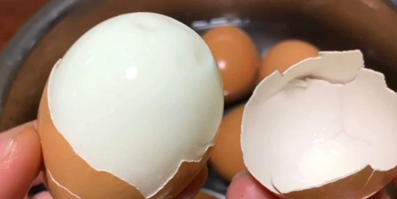 Bí quyết luộc trứng dễ bóc vỏ cho bữa ăn ngon