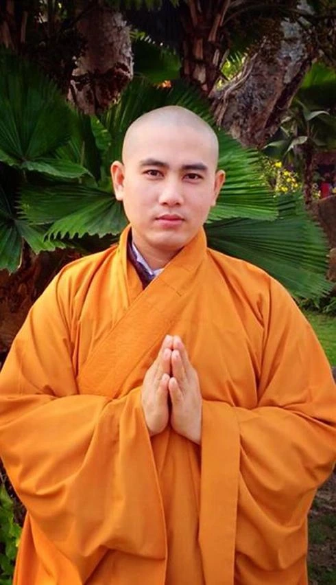 Hình Thầy Chùa và Tìm Kiếm Bình An Trong Cuộc Sống