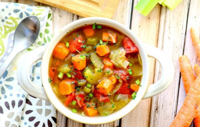 Một bát súp rau củ chỉ cung cấp 50 calo và 0,8 gam chất béo.